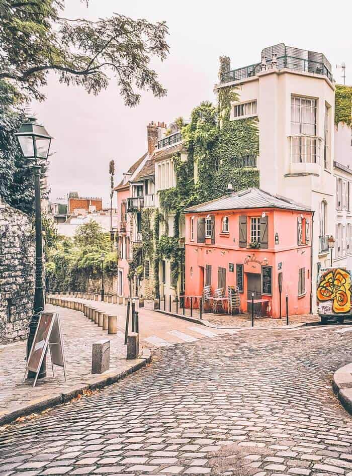 Monmartre in Paris. 2 day Paris Itinerary! Find the best places to visit in Paris in 2 days. 