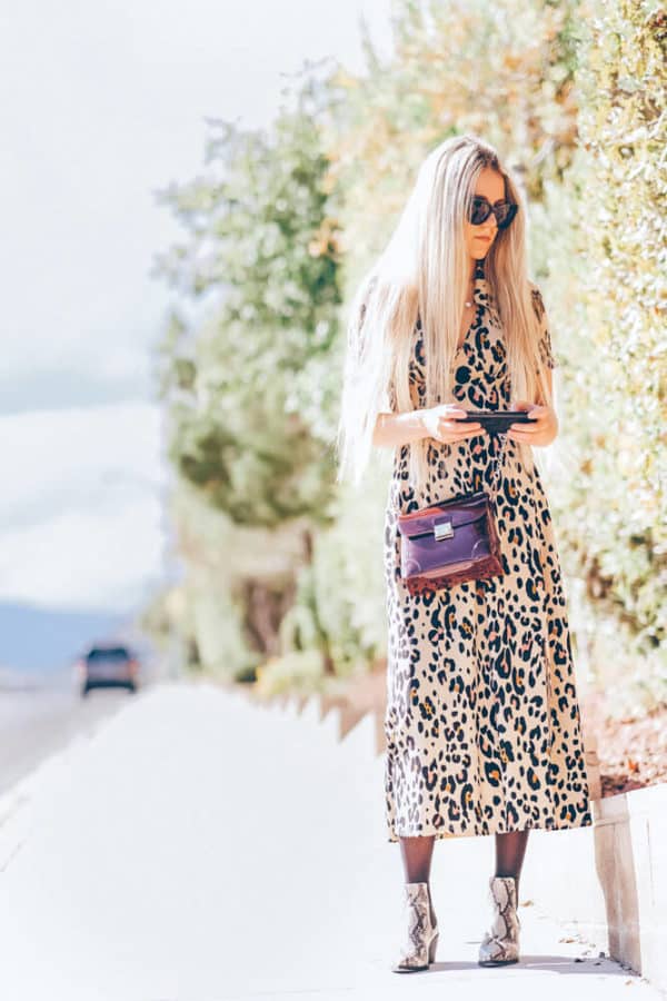 You have to add this leopard print dress to your fall must haves! No fall outfit will be complete without a leopard dress! | www.avenlylane.com #avenylanefashion #avenlylane #fallfashion #falloutfits #outfits #dresses #leopardprint #ootd