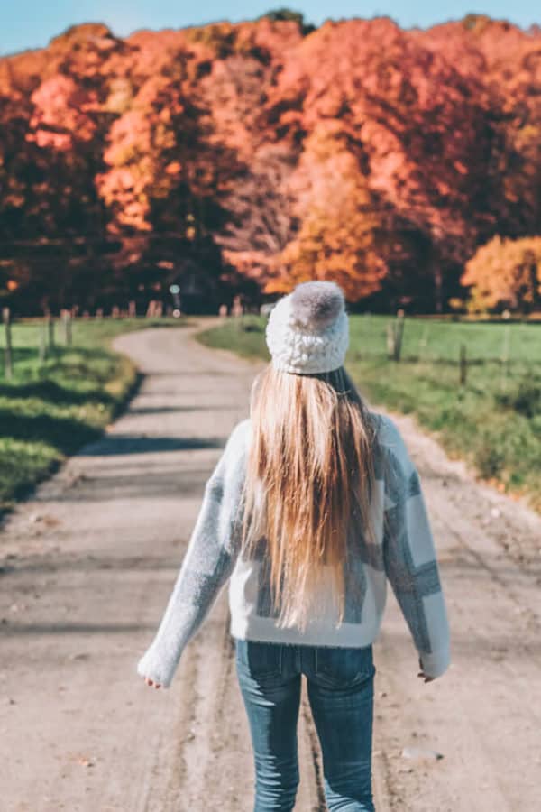 Fall Fashion and Fall Leaves in Vermont! Travel Outfits - What I wore in Stowe, Vermont. #shoes #avenlylane #AVENLYLANEFASHION #expressjeans #asos #sweaters #fashion #falloutfits #fallfashion #falltrends #vermont #traveloutfits #hikingboots #fallboots #fashion 