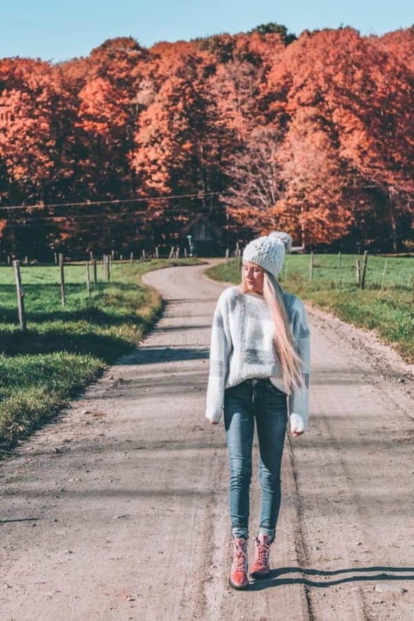 Fall Fashion in Vermont! Travel Outfits - What I wore in Stowe, Vermont. #shoes #avenlylane #AVENLYLANEFASHION #expressjeans #asos #sweaters #fashion #falloutfits #fallfashion #falltrends #vermont #traveloutfits #hikingboots #fallboots #fashion 