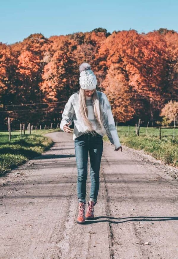Fall Fashion and Fall Leaves in Vermont! Travel Outfits - What I wore in Stowe, Vermont. #shoes #avenlylane #AVENLYLANEFASHION #expressjeans #asos #sweaters #fashion #falloutfits #fallfashion #falltrends #vermont #traveloutfits #hikingboots #fallboots #fashion 