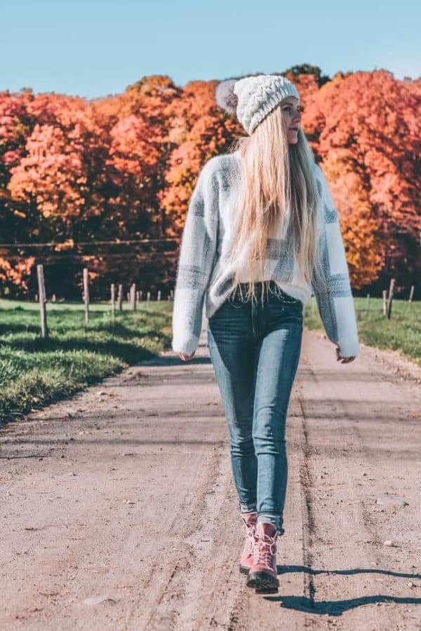 Fall Fashion and Fall Leaves in Vermont! Travel Outfits - What I wore in Stowe, Vermont. #shoes #avenlylane #AVENLYLANEFASHION #expressjeans #asos #sweaters #fashion #falloutfits #fallfashion #falltrends #vermont #traveloutfits #hikingboots #fallboots #fashion 