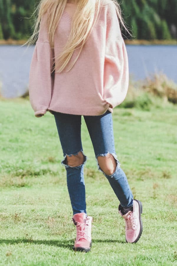 No Fall Outfit is Complete Without an Oversized Sweater! Let me know what you think of this fall trend on www.avenlylane.com | #AVENLYLANE #dress #dresses #falloutfits #falldresses #fallstyle #styleinspiration #style #outfits #fashion #fallfashion 