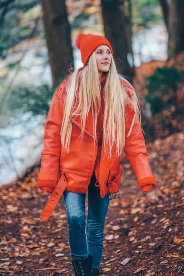 What to Wear on a Hike and Still Look Cute! Including the best leggings for hiking, my favorite jeans for hiking, the best hiking boots for women, best gloves for hiking, and the best hats for travel. #AVENLYLANE #AVENLYLANETRAVEL 