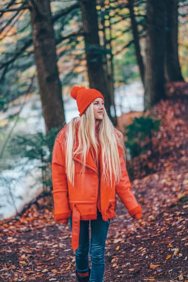 What to Wear on a Hike and Still Look Cute! Including the best leggings for hiking, my favorite jeans for hiking, the best hiking boots for women, best gloves for hiking, and the best hats for travel. #AVENLYLANE #AVENLYLANETRAVEL #fashionblogger #falloutfits #fallfashion #fashion #stlye #styleinspiration #style #winterhats #hikingboots #winterboots 