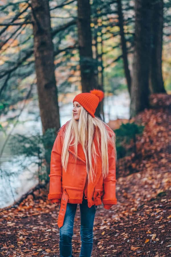 What to Wear on a Hike and Still Look Cute! Including the best leggings for hiking, my favorite jeans for hiking, the best hiking boots for women, best gloves for hiking, and the best hats for travel. #AVENLYLANE #AVENLYLANETRAVEL #fashionblogger #falloutfits #fallfashion #fashion #stlye #styleinspiration #style #winterhats #hikingboots #winterboots 