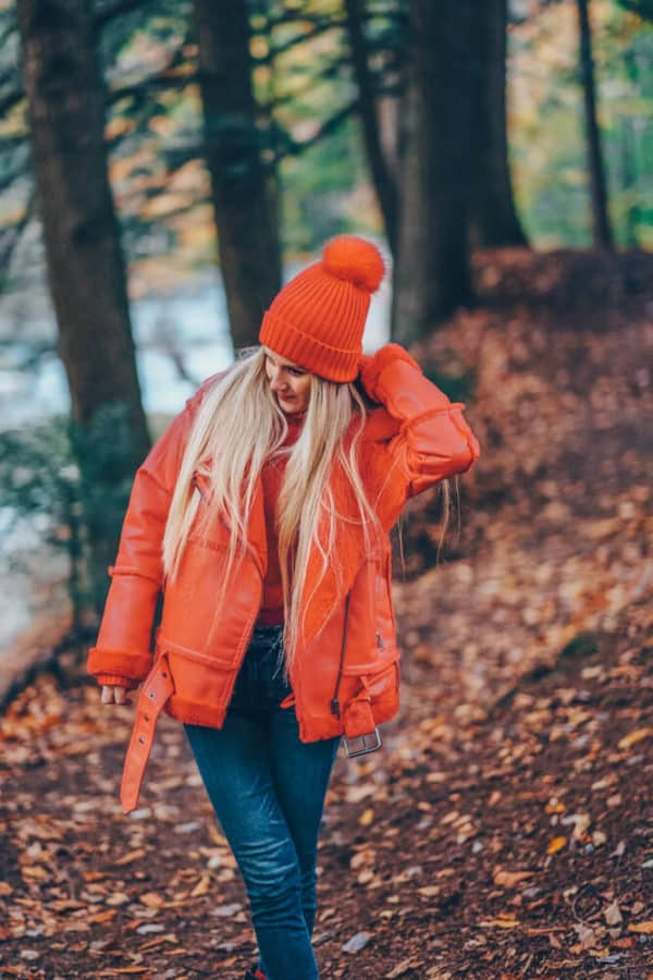 What to Wear on a Hike and Still Look Cute! Including the best leggings for hiking, my favorite jeans for hiking, the best hiking boots for women, best gloves for hiking, and the best hats for travel. #AVENLYLANE #AVENLYLANETRAVEL