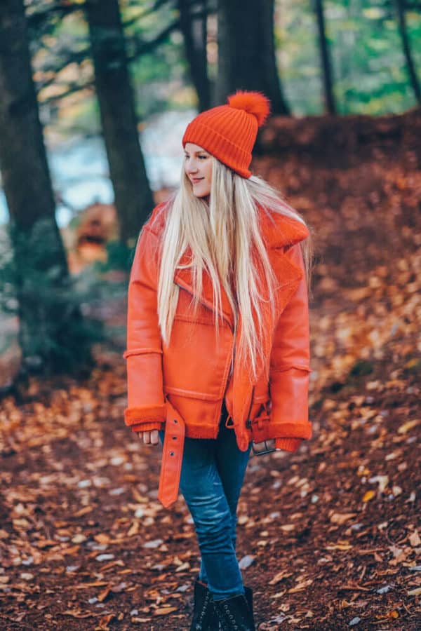 What to Wear on a Hike and Still Look Cute! Including the best leggings for hiking, my favorite jeans for hiking, the best hiking boots for women, best gloves for hiking, and the best hats for travel. #AVENLYLANE #AVENLYLANETRAVEL