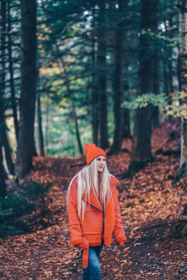 What to Wear on a Hike and Still Look Cute! Including the best leggings for hiking, my favorite jeans for hiking, the best hiking boots for women, best gloves for hiking, and the best hats for travel. #AVENLYLANE #AVENLYLANETRAVEL