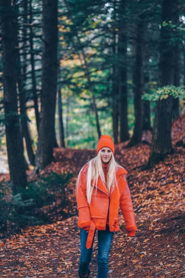 What to Wear on a Hike and Still Look Cute! Including the best leggings for hiking, my favorite jeans for hiking, the best hiking boots for women, best gloves for hiking, and the best hats for travel. #AVENLYLANE #AVENLYLANETRAVEL