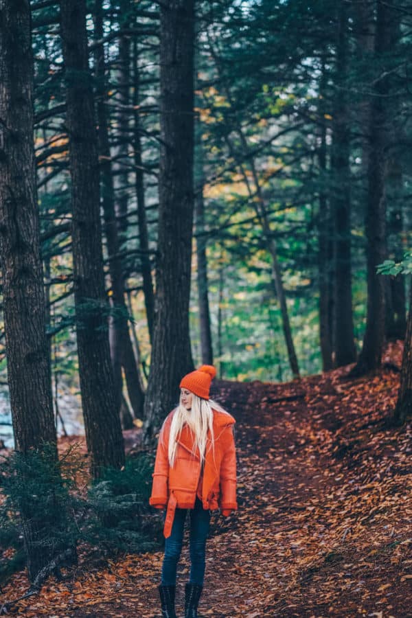 What to Wear on a Hike and Still Look Cute! Including the best leggings for hiking, my favorite jeans for hiking, the best hiking boots for women, best gloves for hiking, and the best hats for travel. #AVENLYLANE #AVENLYLANETRAVEL 