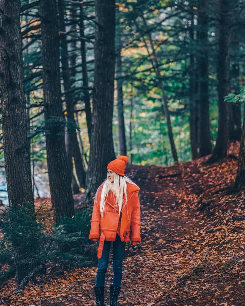 What to Wear on a Hike and Still Look Cute! Including the best leggings for hiking, my favorite jeans for hiking, the best hiking boots for women, best gloves for hiking, and the best hats for travel. #AVENLYLANE #AVENLYLANETRAVEL #fashionblogger #falloutfits #fallfashion #fashion #stlye #styleinspiration #style #winterhats #hikingboots #winterboots