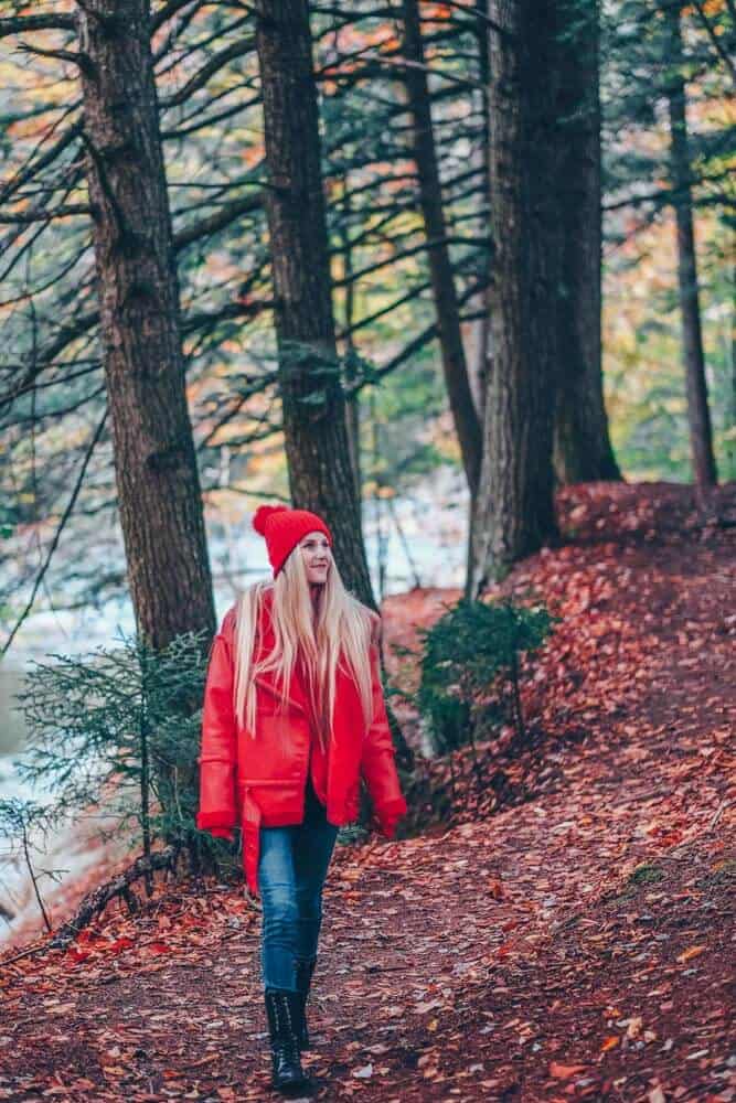 Cute Fall Hiking Outfit - Vermont Fall Fashion Style. Finding a cute fall hiking outfit is easier than it may seem. Check out some of my favorite fall fashion trends for hiking and travel on avenlylane.com #AVENLYLANE #AVENLYLANETRAVEL #falloutfits #fall #style #styleinspiration #travelstyle #fashionblog #fashionblogger #fashion #hiking #hikes