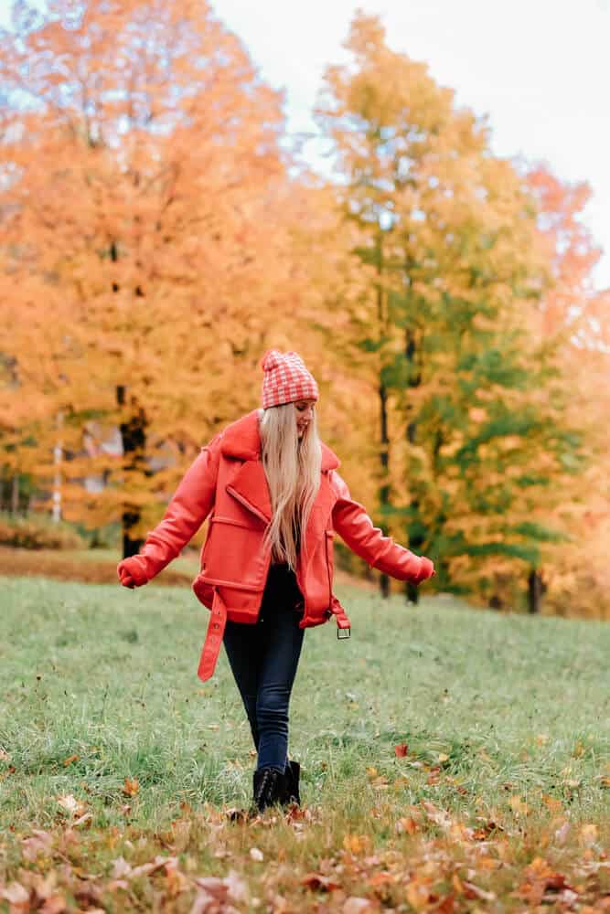 Vermont Fall Foliage Photos! If you have never been to Vermont or the New England area around fall you are seriously missing out. It was INCREDIBLE! #AVENLYLANE #AVENLYLANETRAVEL #AVENLYLANEFASHION #vermont #falloutfits #falltravel #fallfoliage #newengland #travelblog #fashionblog